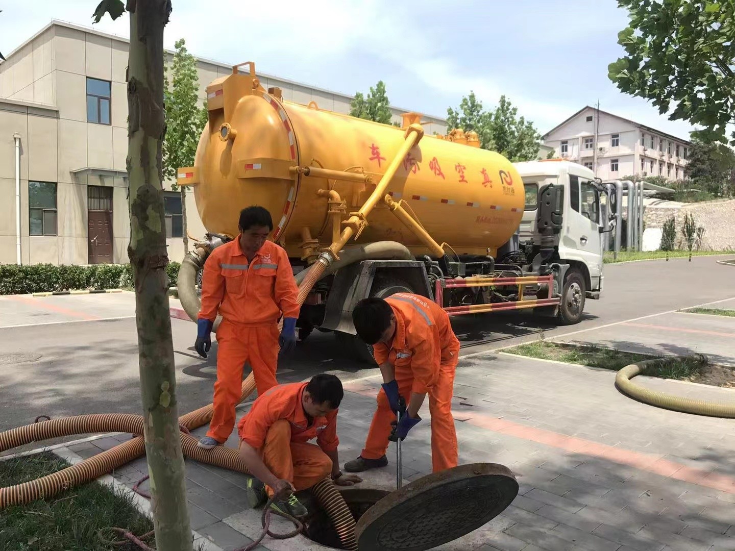 敦化管道疏通车停在窨井附近