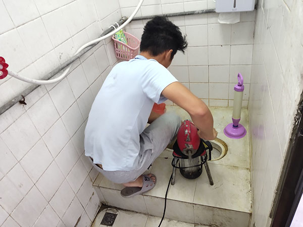 敦化管道堵塞冒臭气 专业师傅现场解决问题