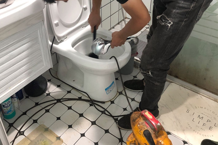 敦化马桶堵塞自己疏通还是找师傅?专业上门服务让你省时更省心